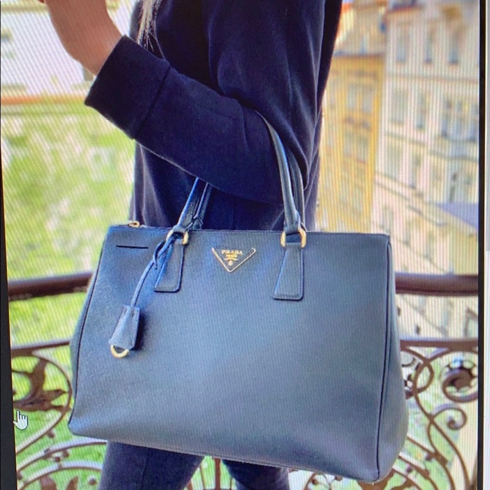 Like new- excellent condition. Medium Prada Galleria Saffiano Leather Bag - Picture 3 of 8